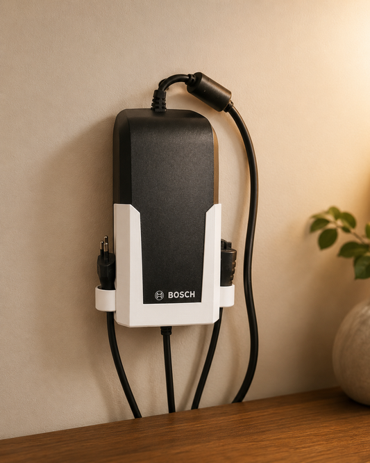 Bosch oplader 36-2 in witte 3D-geprinte muurhouder aan de muur van 3DZaak