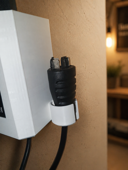 Bosch oplader 36-4 zijaanzicht met witte 3D-geprinte stekkerhouder aan de muur