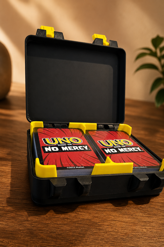 3D-geprinte UNO No Mercy opbergdoos open met kaarten en gele sluitingen